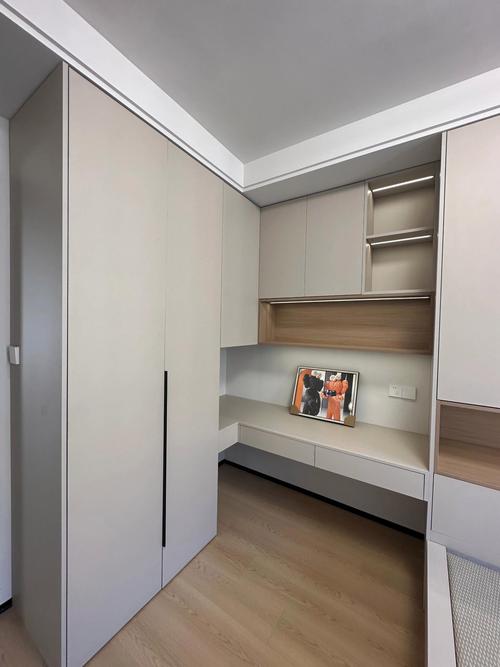 衣柜选平开门还是推拉门?真令人头大! 衣柜选平开门还是推拉门?真令人头大!